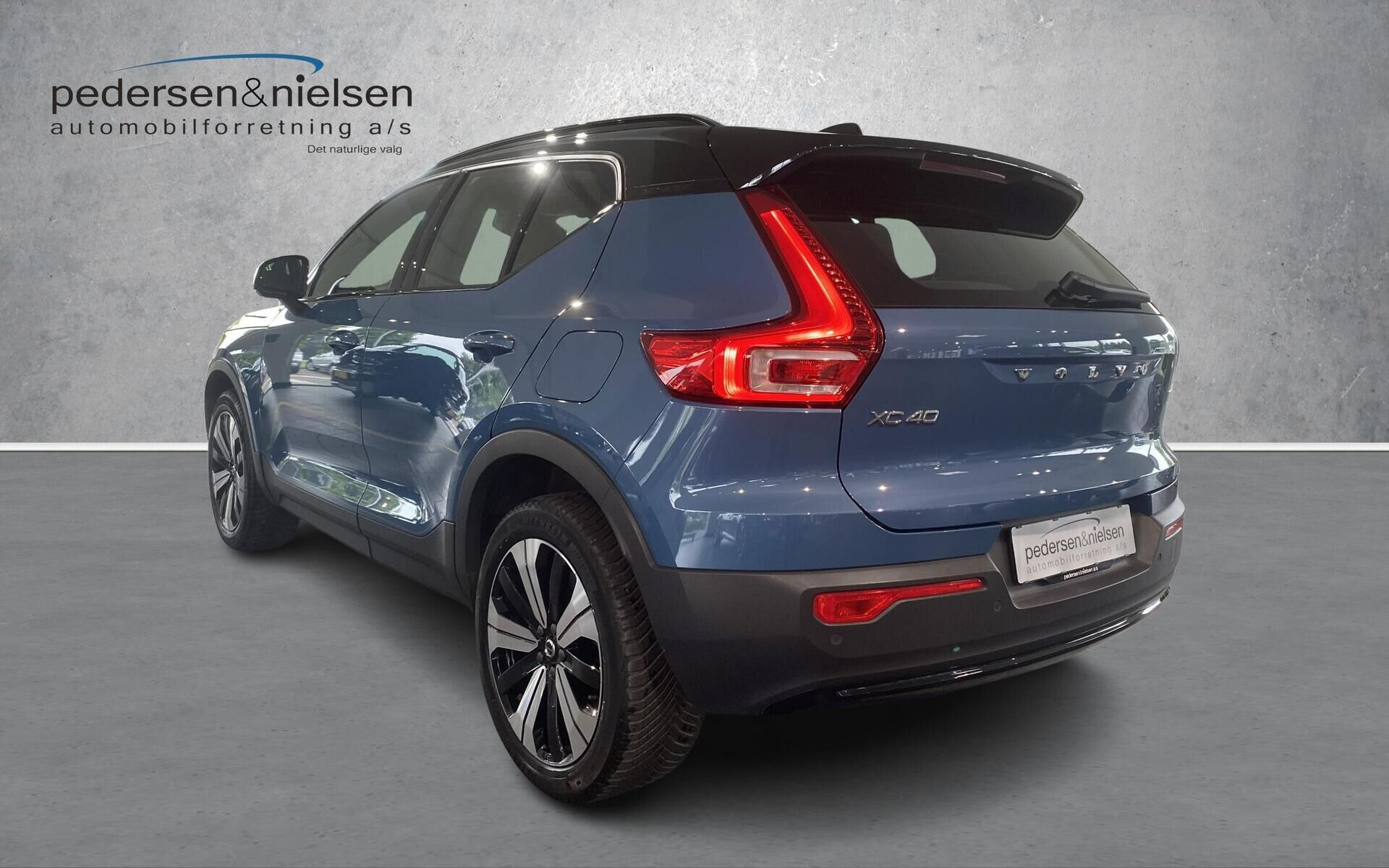 Blå Volvo XC40 fra 2023