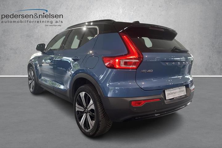 Blå Volvo XC40 fra 2023