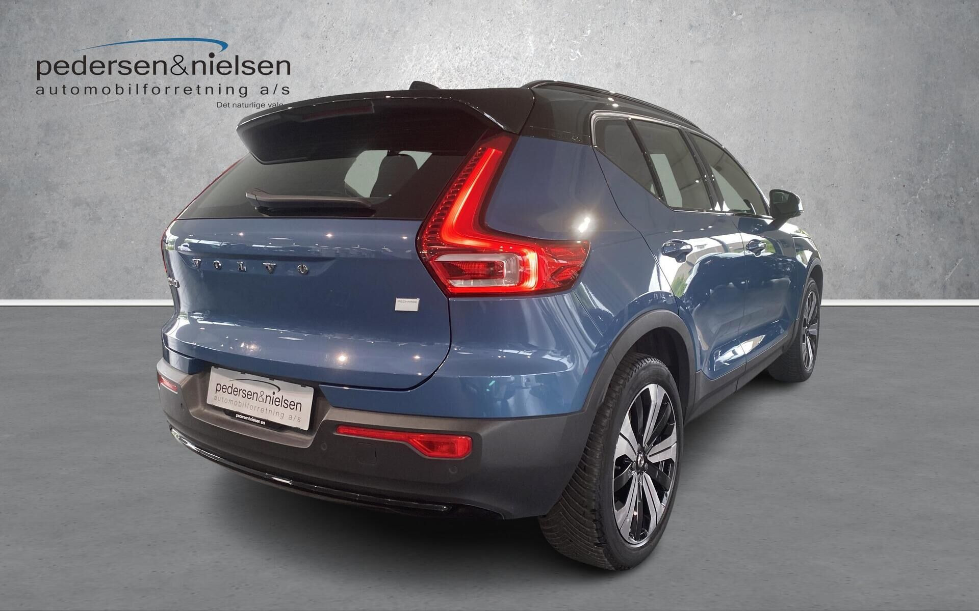 Blå Volvo XC40 fra 2023