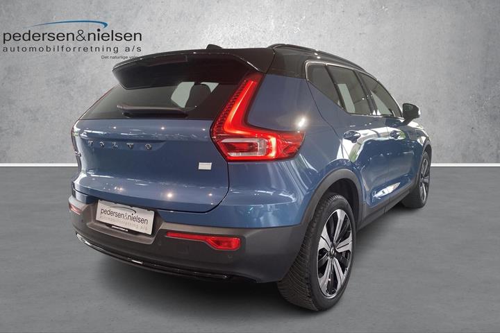 Blå Volvo XC40 fra 2023
