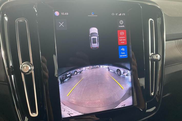 Blå Volvo XC40 fra 2023