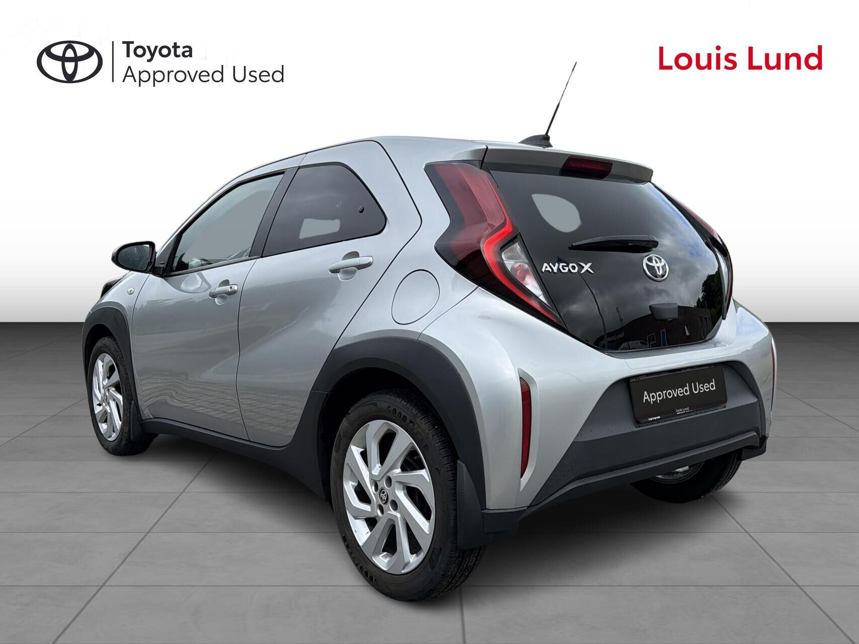 Sølv Toyota Aygo X fra 2022