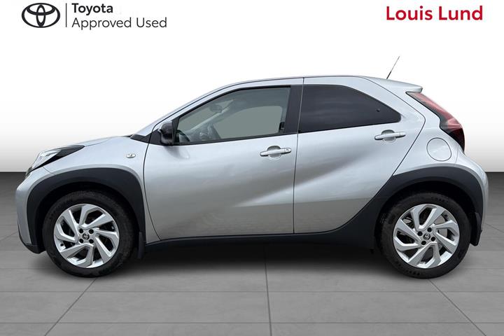 Sølv Toyota Aygo X fra 2022