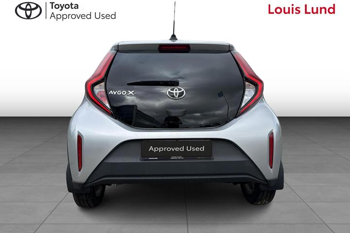 Sølv Toyota Aygo X fra 2022