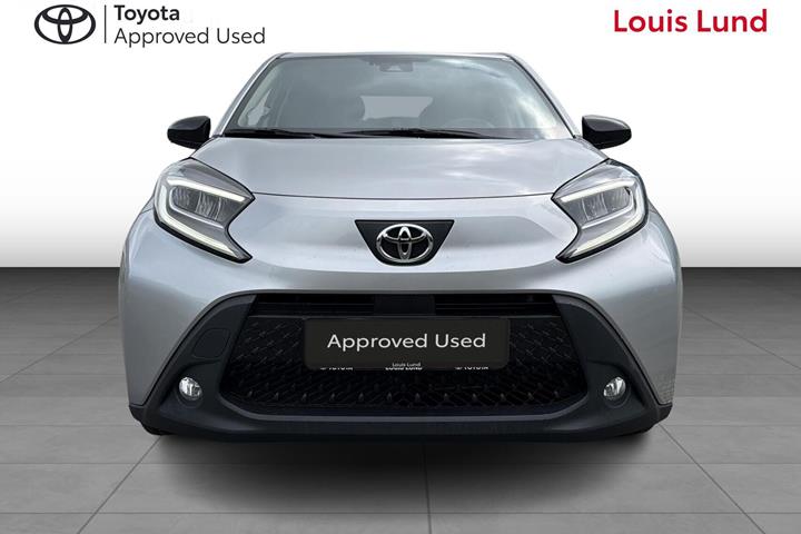 Sølv Toyota Aygo X fra 2022