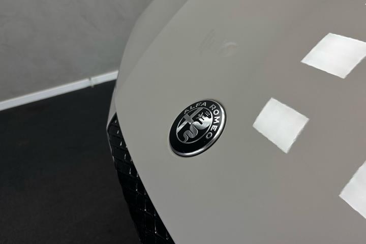 Hvid Alfa Romeo Junior fra 2025
