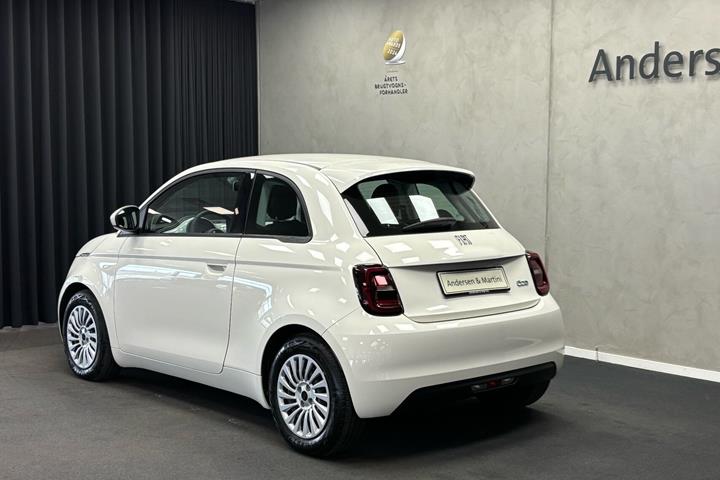 Hvid Fiat 500e fra 2023