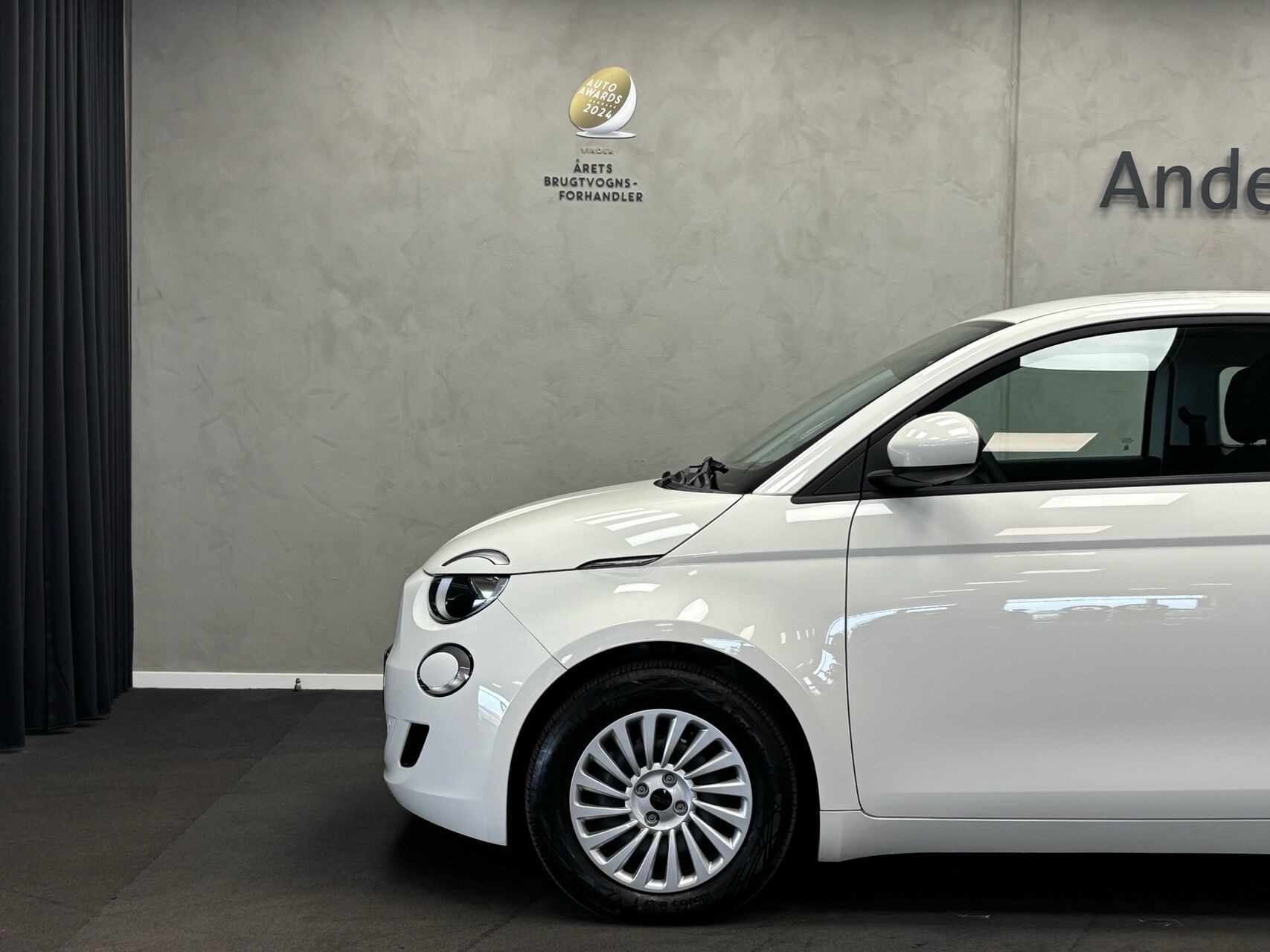 Hvid Fiat 500e fra 2023