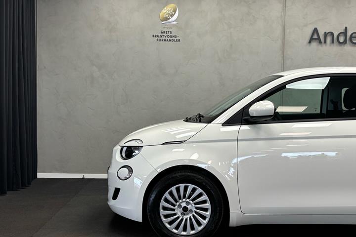 Hvid Fiat 500e fra 2023