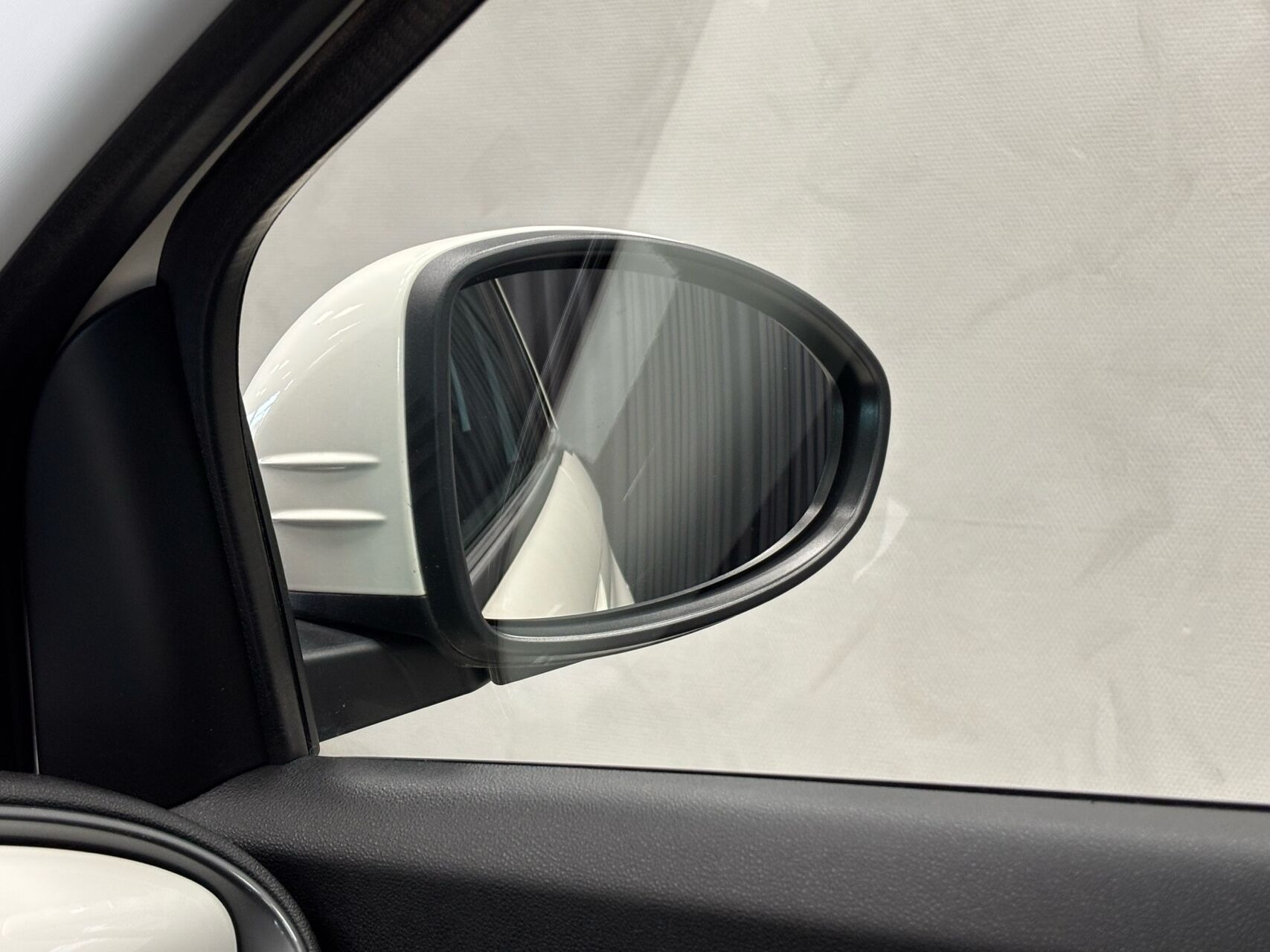 Hvid Fiat 500e fra 2023
