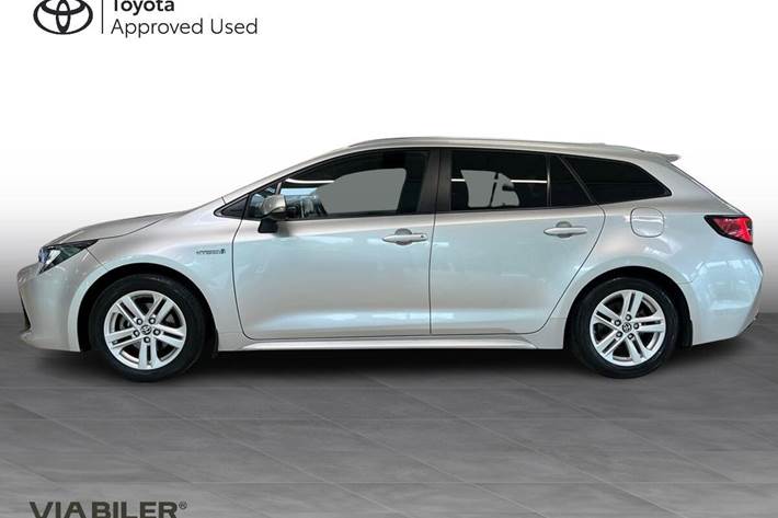Grå Toyota Corolla fra 2022