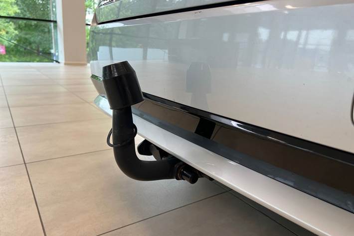 Grå Toyota Corolla fra 2022