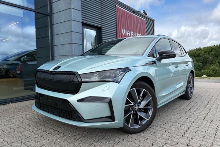 Grøn Skoda Enyaq fra 2021 set udefra