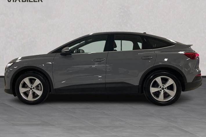 Grå Audi Q4 fra 2024