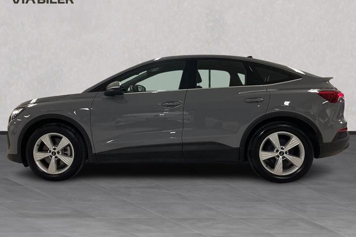 Grå Audi Q4 fra 2024