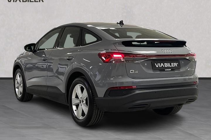 Grå Audi Q4 fra 2024
