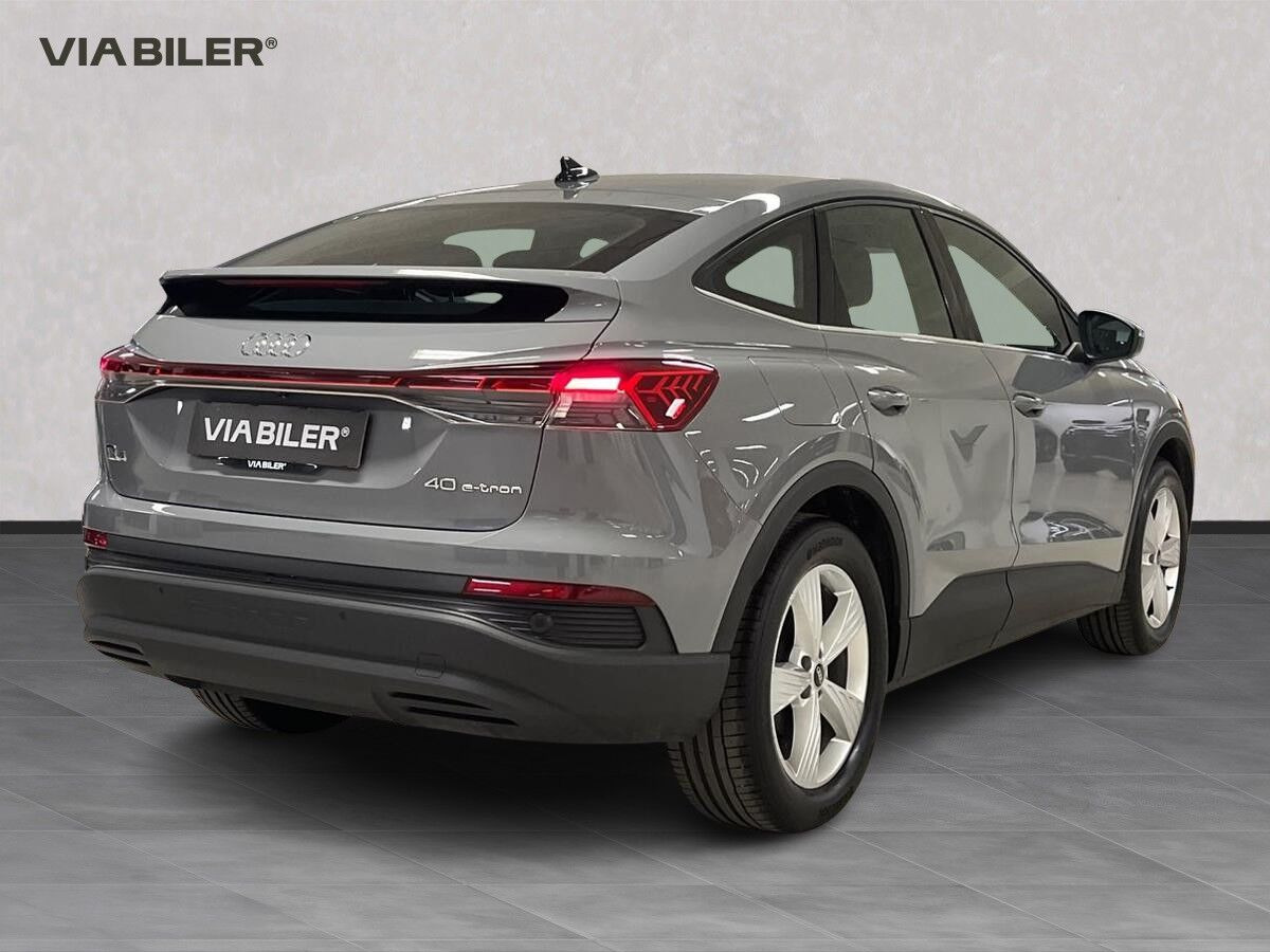Grå Audi Q4 fra 2024