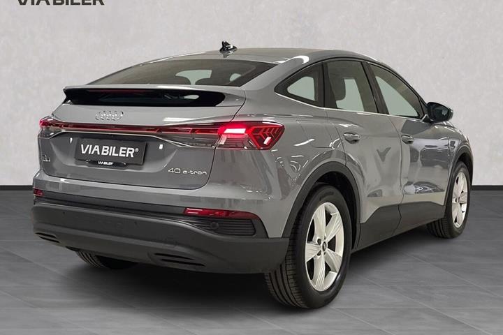 Grå Audi Q4 fra 2024