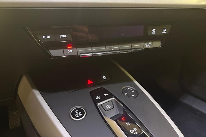 Grå Audi Q4 fra 2022