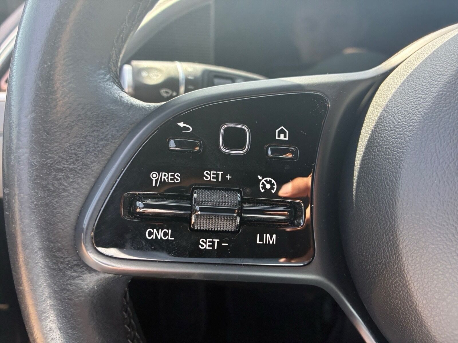 Sort Mercedes EQC 400 fra 2022