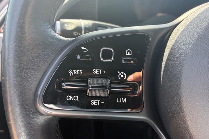 Sort Mercedes EQC 400 fra 2022