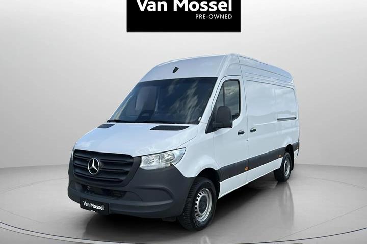 Hvid Mercedes Sprinter fra 2025 set udefra