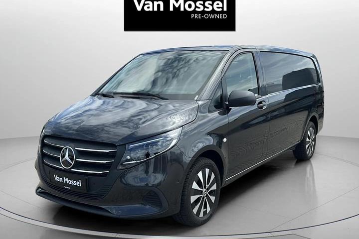 Grå Mercedes Vito fra 2025 set udefra
