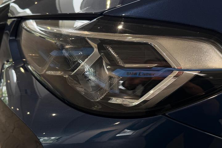 Blå BMW iX3 fra 2022