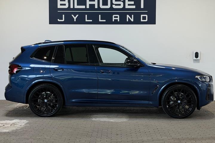 Blå BMW iX3 fra 2022