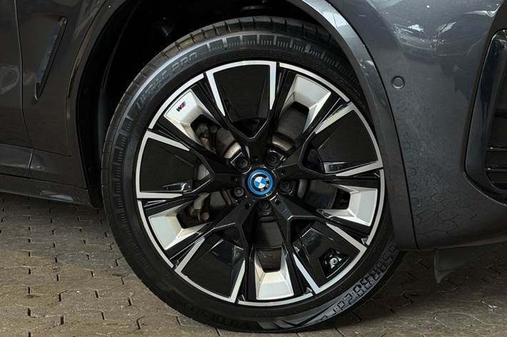 Grå BMW iX3 fra 2022