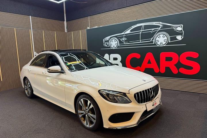 Hvid Mercedes C250 fra 2015 set udefra