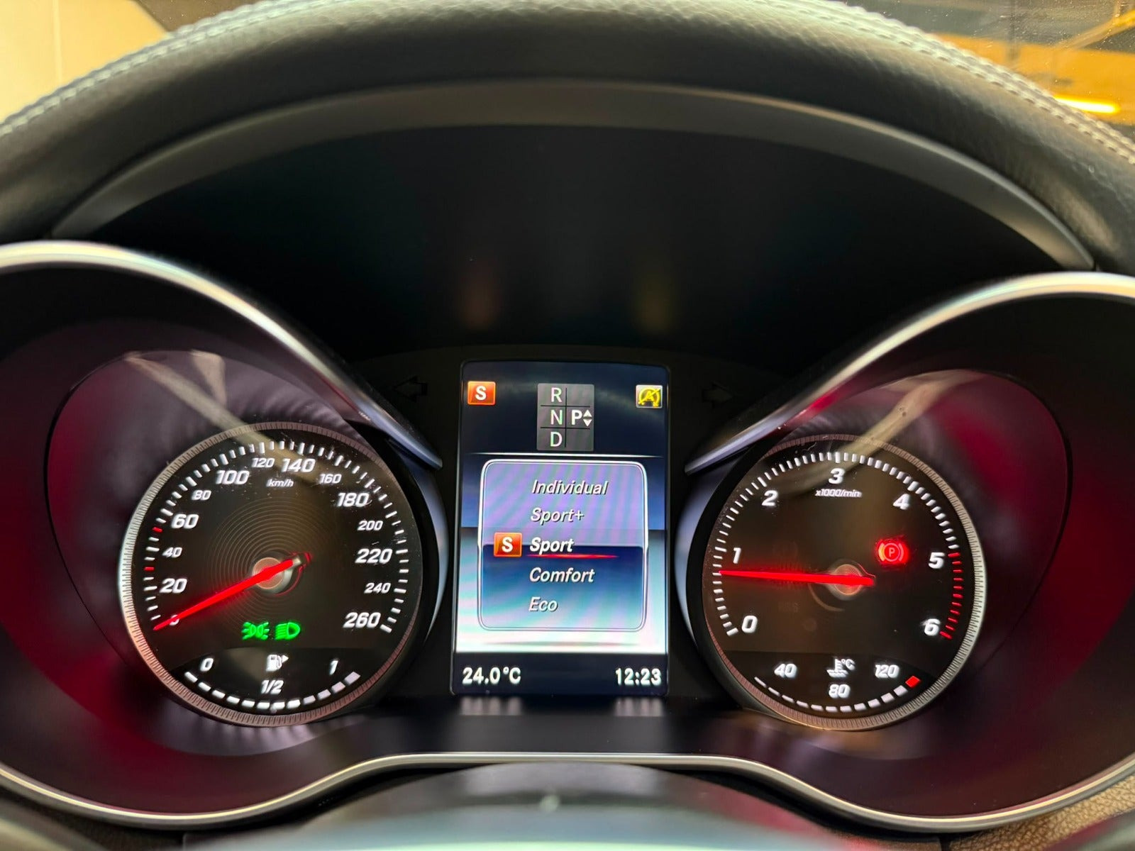 Hvid Mercedes C250 fra 2015