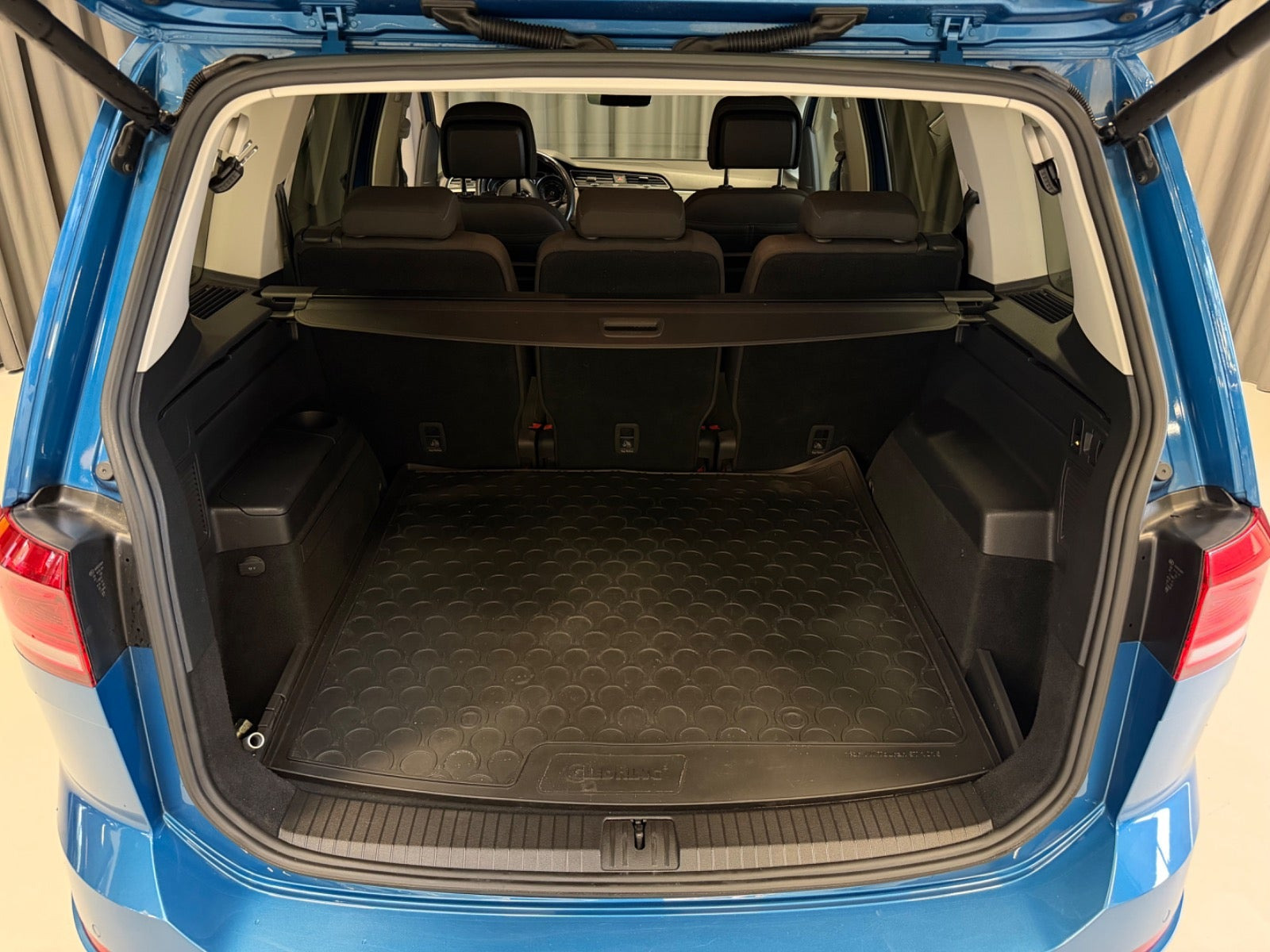 Blå VW Touran fra 2019
