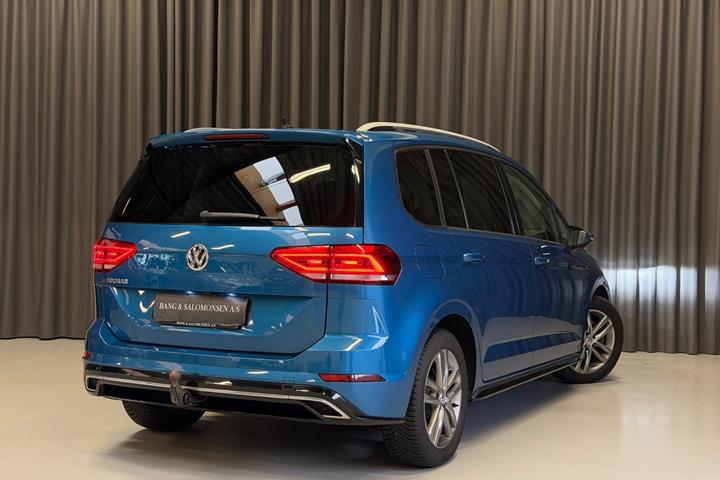 Blå VW Touran fra 2019