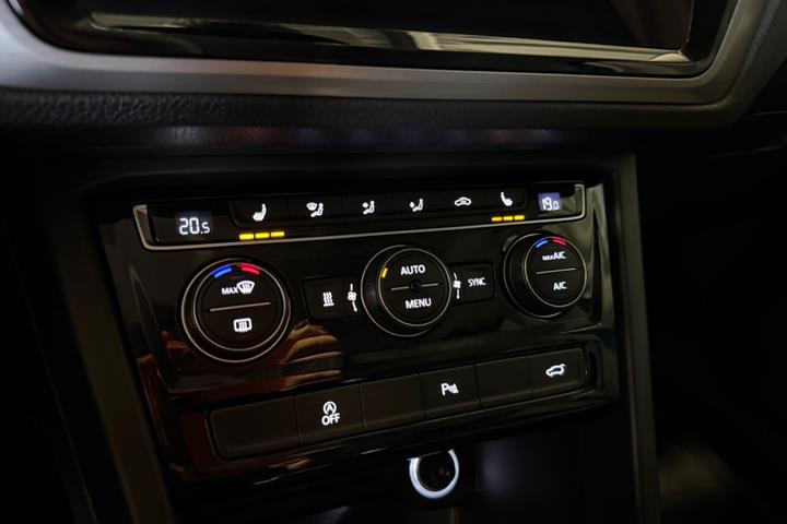 Blå VW Touran fra 2019