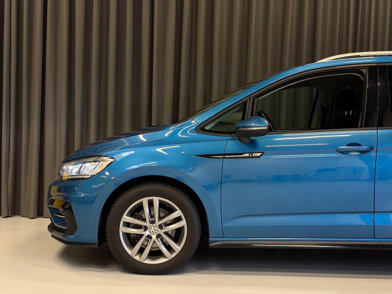Blå VW Touran fra 2019