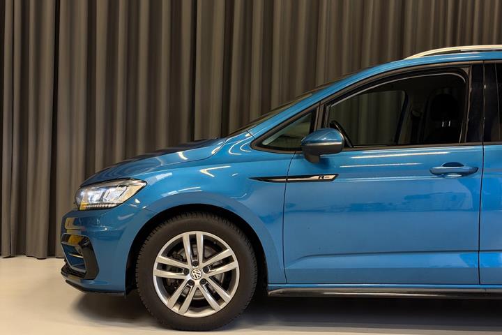 Blå VW Touran fra 2019