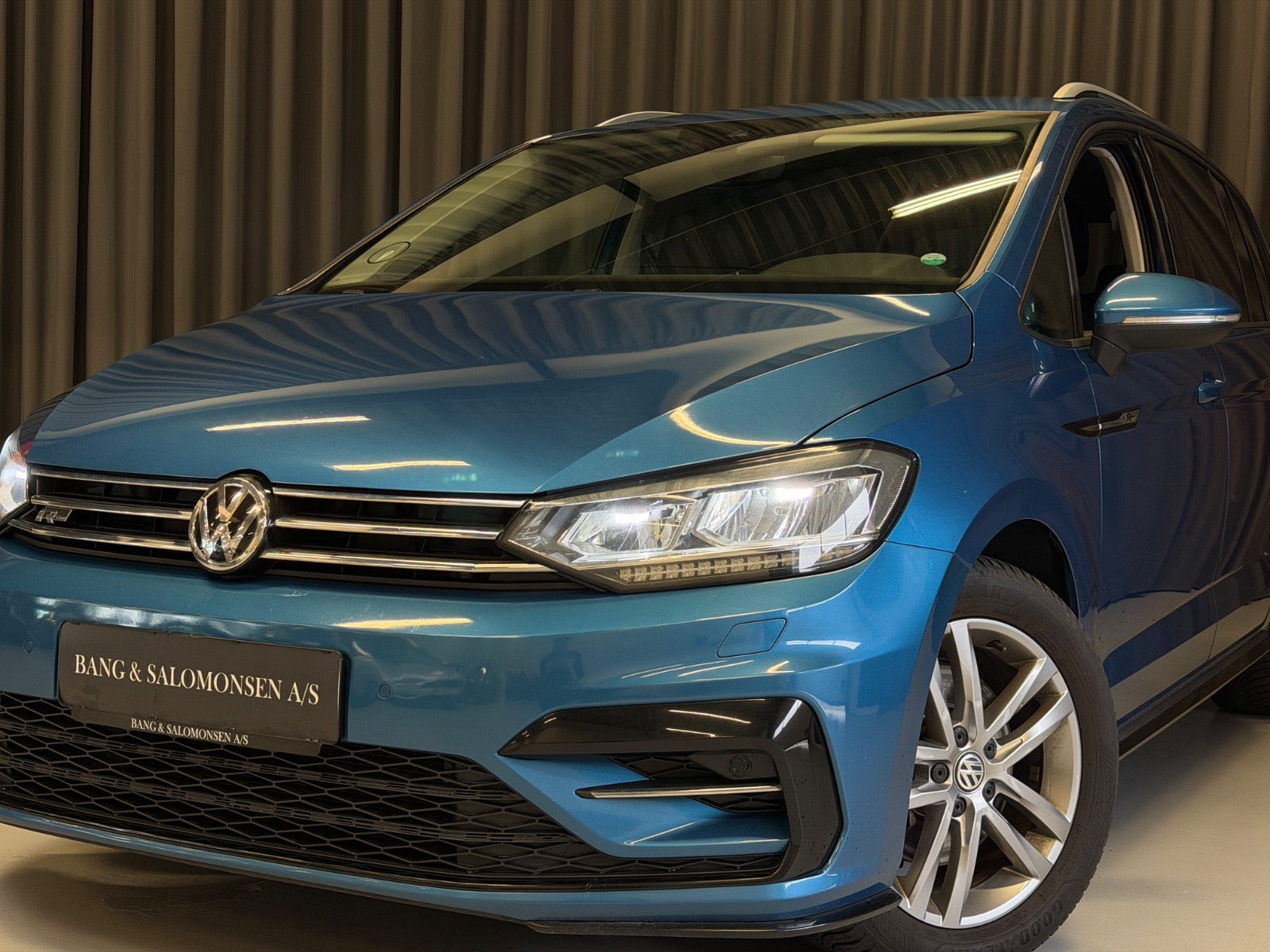 Blå VW Touran fra 2019
