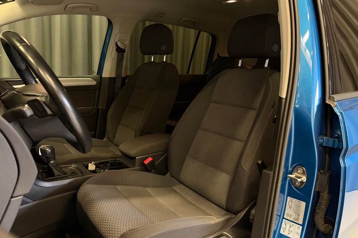 Blå VW Touran fra 2019