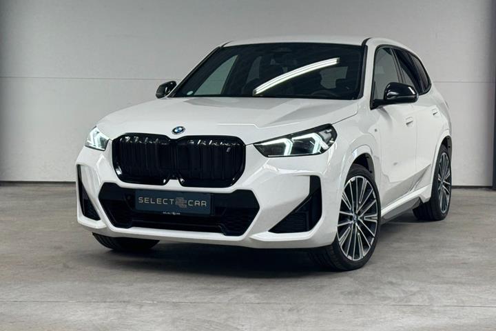 Hvid BMW iX1 fra 2023 set udefra
