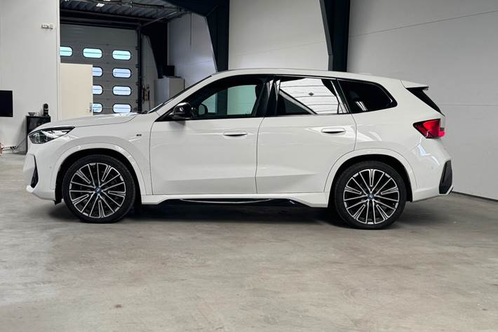 Hvid BMW iX1 fra 2023
