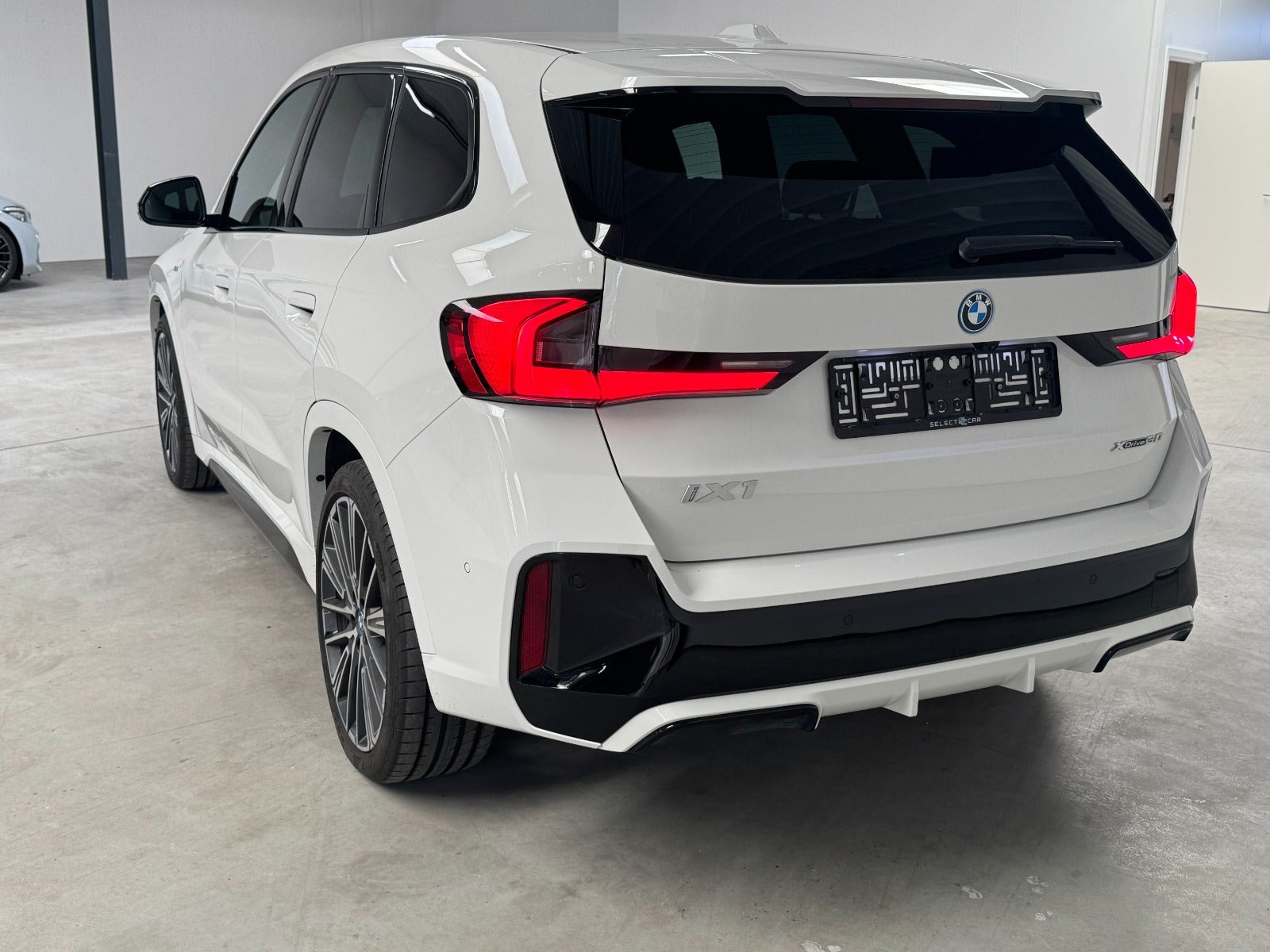 Hvid BMW iX1 fra 2023