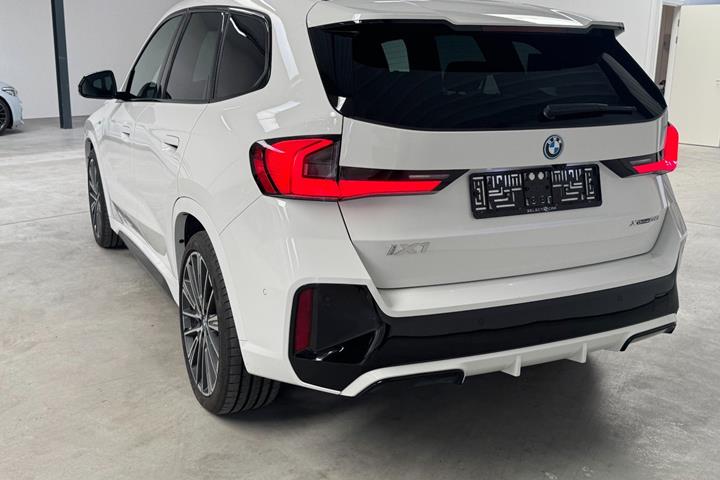Hvid BMW iX1 fra 2023