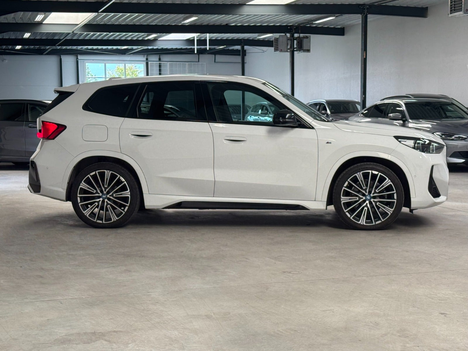 Hvid BMW iX1 fra 2023