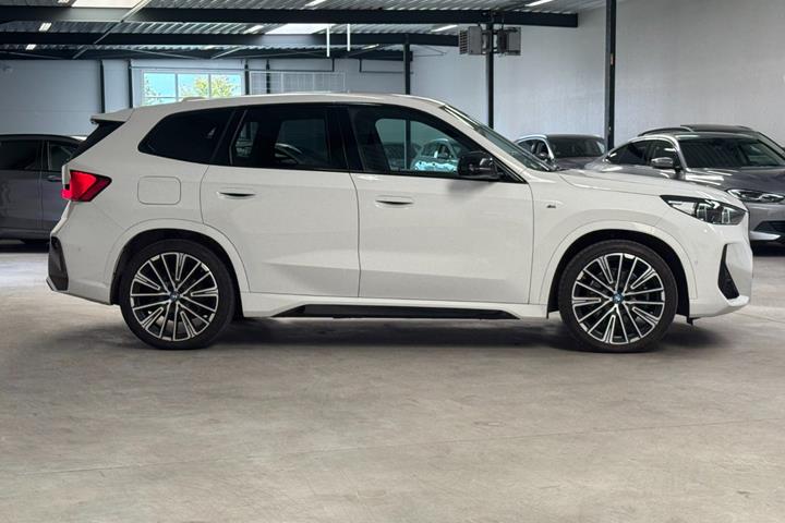 Hvid BMW iX1 fra 2023