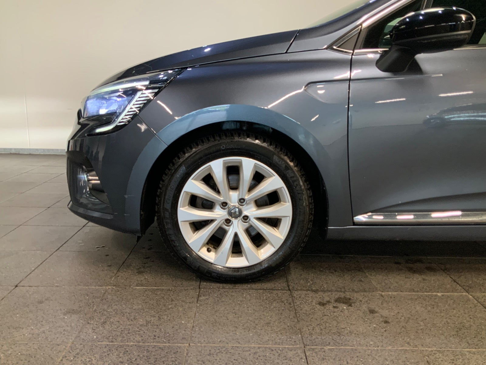 Grå Renault Clio V fra 2021