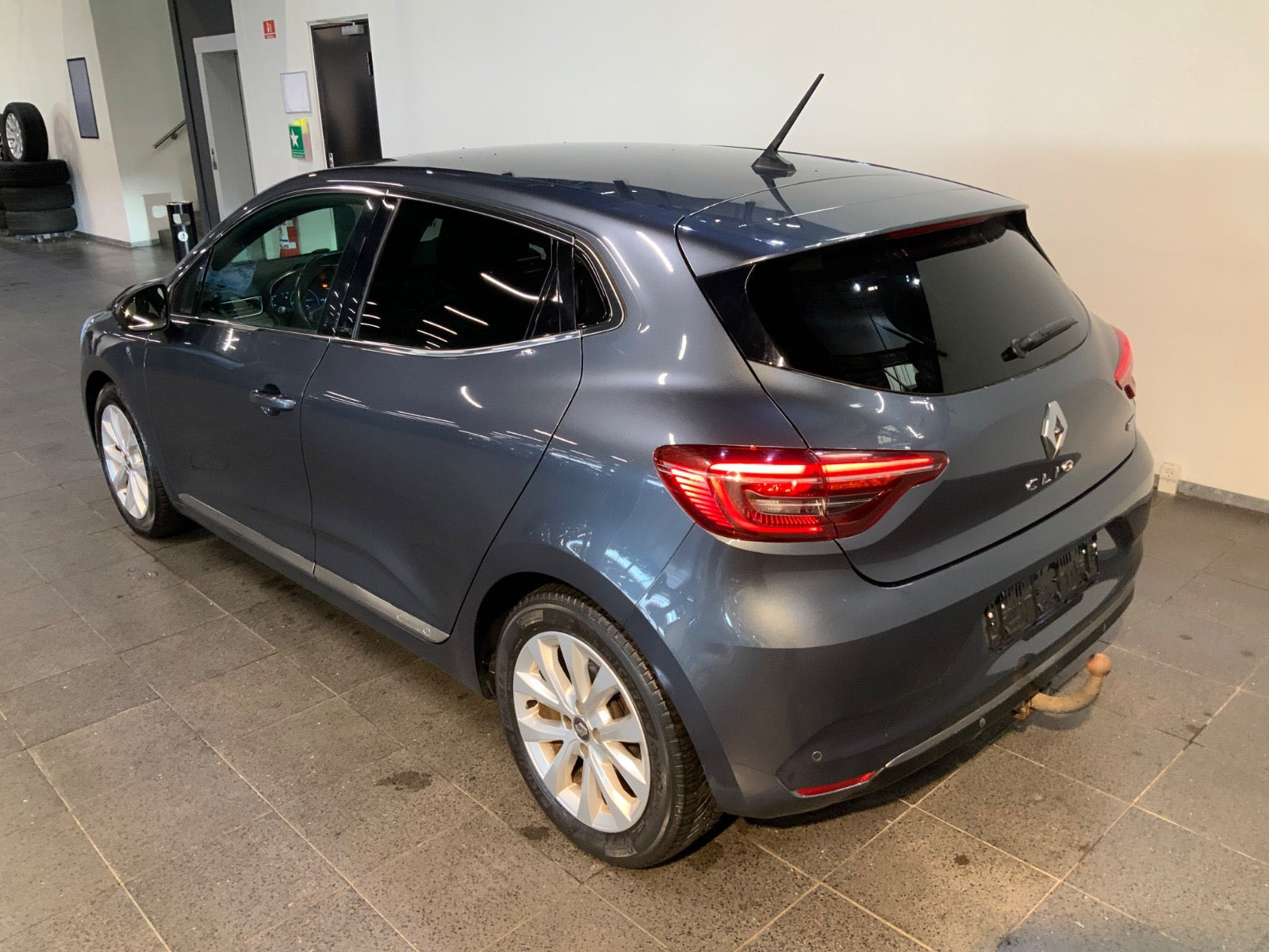 Grå Renault Clio V fra 2021
