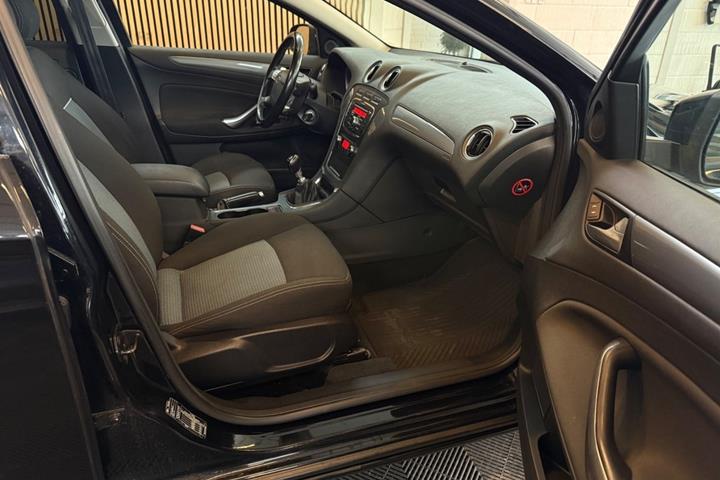 Sort Ford Mondeo fra 2011