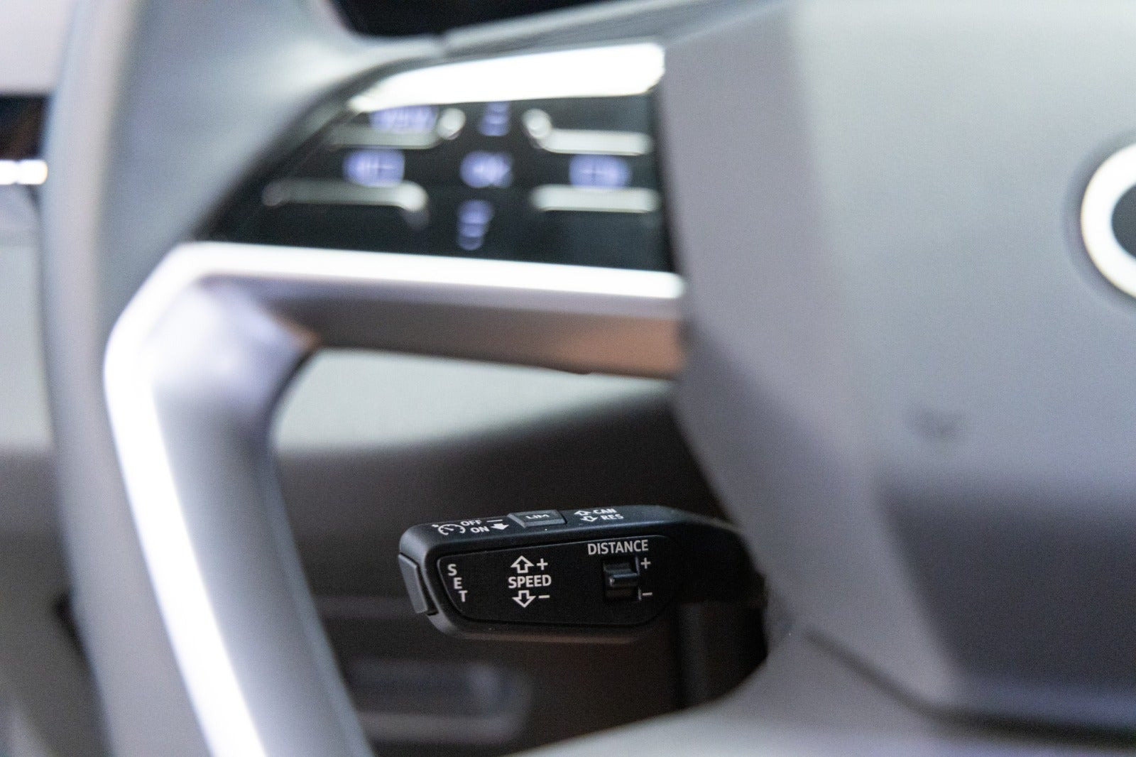 Grå Audi A6 e-tron fra 2025