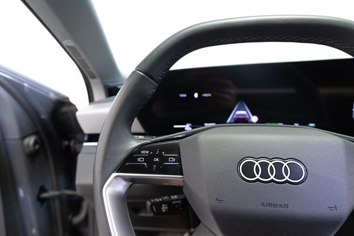 Grå Audi A6 e-tron fra 2025